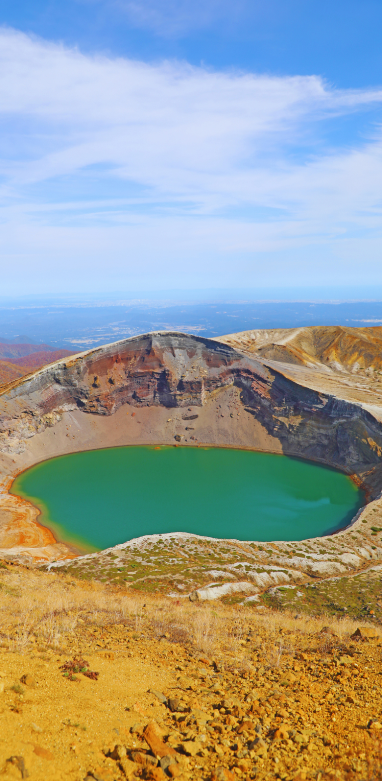 Cratère du mont Zao à Yamagata avec lac vert entouré de paysage volcanique