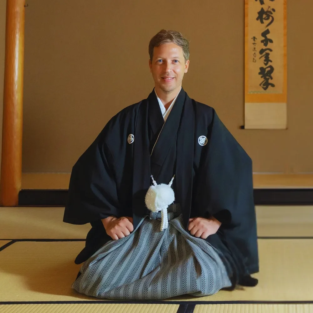 Lucas, fondateur de J'Go Japon lors d'un séjour au Japon Lucas, fondateur de J'Go Japon, en tenue traditionnelle japonaise dans une salle de tatami au Japon