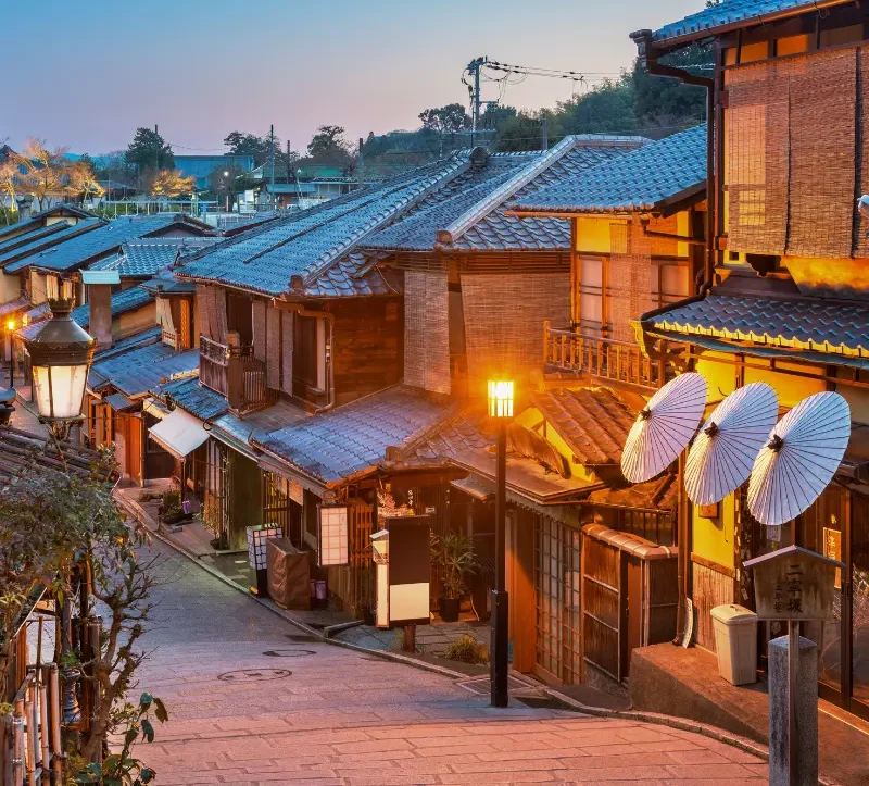 Ruelle du quartier de Gion à Kyoto Ruelle illuminée au crepuscule, bordée de maison en bois dans la ville de Kyoto