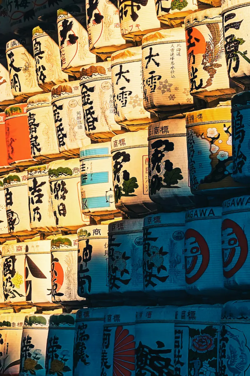 Niigata Barils de saké empilés à Niigata – tradition et savoir-faire japonais