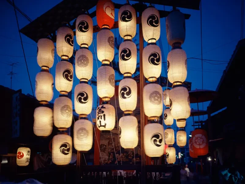 Matsuri nocturne au Japon – Laissez-vous emporter par la magie des lanternes Lanternes japonaises illuminées lors d’un festival traditionnel matsuri de nuit